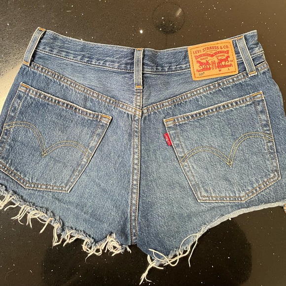 Levi’s 501 Dark wash shorts - Picture 2 of 4